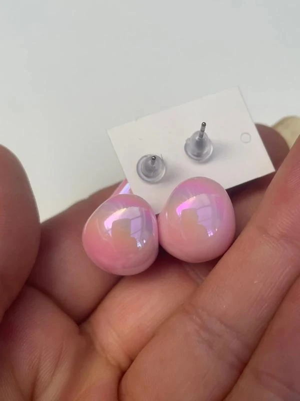 Aretes de fantasía en forma de gota rosa brillante con reflejo multicolor – photo 3